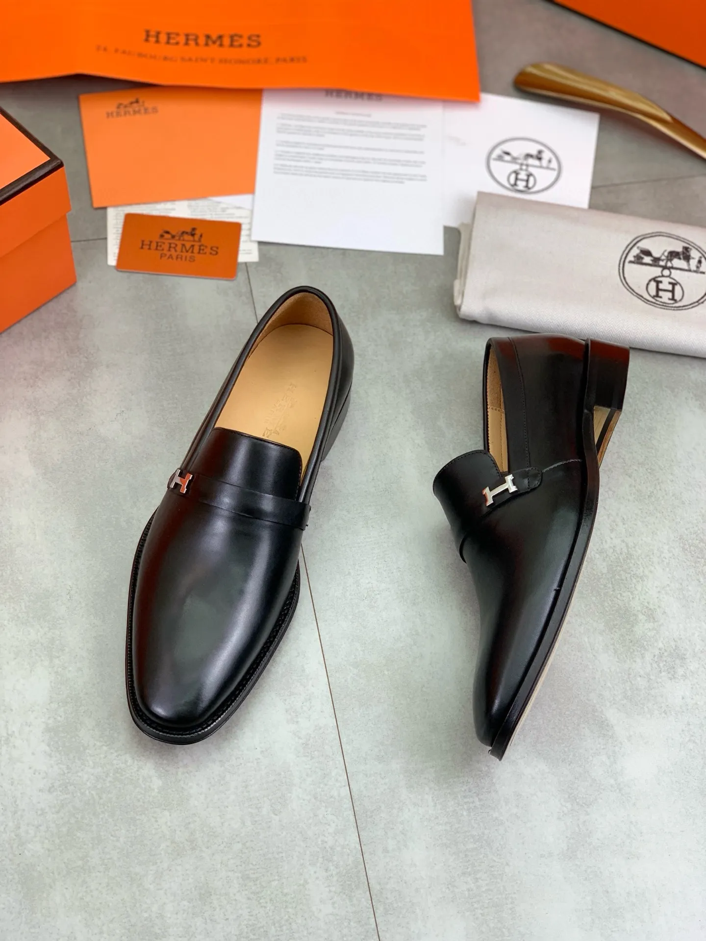 Factory price P960 💰Top version 💎💎💎 Original leather outsole Brand: Hermès (Hermès) Standard code: Men's size 39-44 (38, 45 can be customized) Grade: Same as the official website Original quality materials: Original soft calfskin Water-dyed cowhide lining Original Italian leather outsole Style categories: Men's fashion Formal casual leather shoes Slip-on men's shoes series Young fashion European and American trends, British style, colors: multiple options, counter packaging